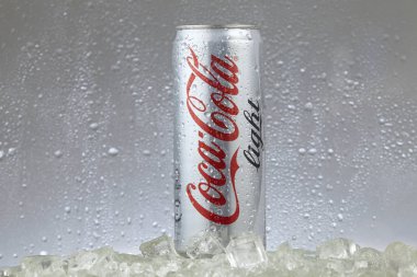 Kuala lumpur Malezya-14 Şubat 2017 editoryal fotoğraf buzlu bir dondurucuda klasik Coca-Cola olabilir. Coca-Cola Company en popüler pazar lideridir