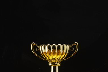 yazı tahtası önünde kupa