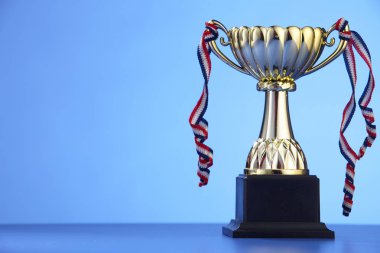 mavi zemin üzerine altın kupa