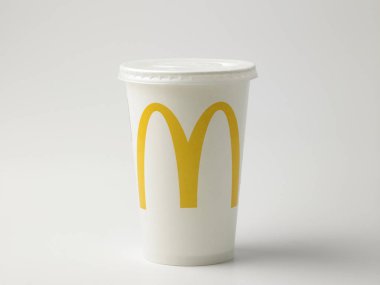 Kuala Lumpur, Malezya - 14 Mayıs 2017: Kupası Mcdonald's Cola saman, Mcdonald's Corporation ile dünyanın en büyük fast food restoranlar olduğu.