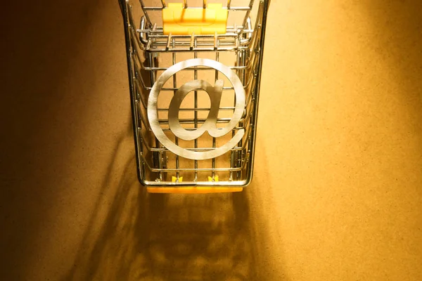 ショッピングカートをアットマーク — ストック写真