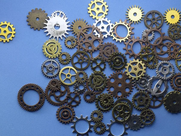 Konsept saat metal dişliler koyu arka plan üzerinde görünümü top