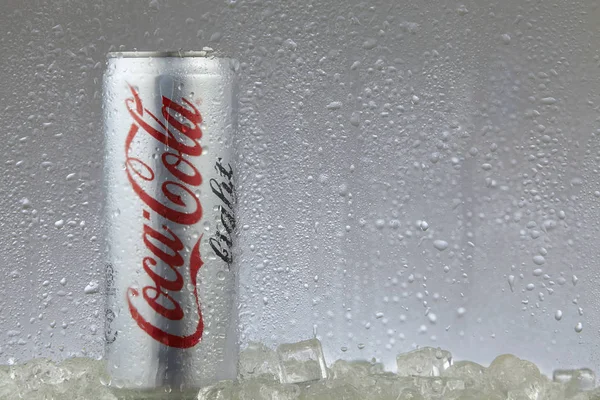 マレーシア クアラルンプール 2017 日の古典的なコカ コーラの缶のアイス キューブで冷凍庫のエディトリアル写真 コーラ社は 最も人気のある市場のリーダー — ストック写真
