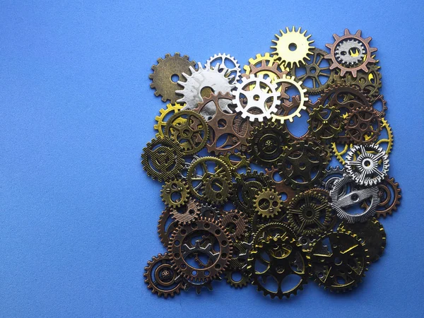 Konsept saat metal dişliler koyu arka plan üzerinde görünümü top