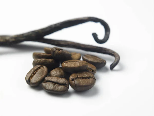 Vanillestange Und Kaffeebohnen Auf Weißem Hintergrund — Stockfoto
