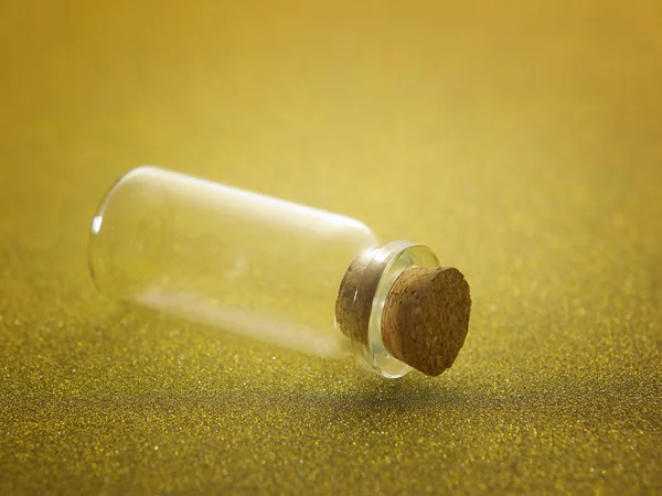 Mini Fles Gouden Achtergrond — Stockfoto