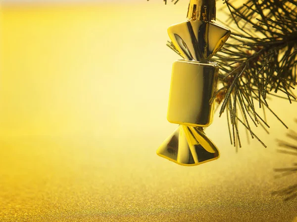 金色背景下的圣诞装饰品 — 图库照片