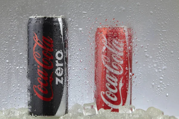 Kuala lumpur Malezya-14 Şubat 2017 editoryal fotoğraf buzlu bir dondurucuda klasik Coca-Cola olabilir. Coca-Cola Company en popüler pazar lideridir