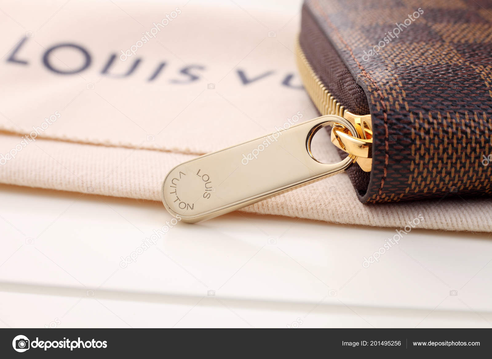 Kuala Lumpur Malasia Diciembre 2016 Monedero Louis Vuitton Sobre Fondo —  Foto editorial de stock © eskaylim #201495256