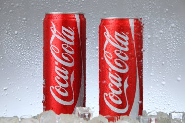 Kuala lumpur Malezya-14 Şubat 2017 editoryal fotoğraf buzlu bir dondurucuda klasik Coca-Cola olabilir. Coca-Cola Company en popüler pazar lideridir 