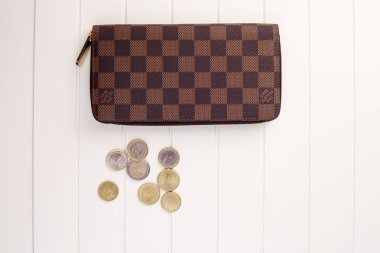 Kuala Lumpur, Malezya - 19 Aralık 2016: Louis Vuitton cüzdan beyaz arka plan üzerinde