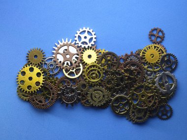 Konsept saat metal dişliler koyu arka plan üzerinde görünümü top