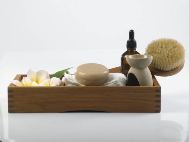 Spa konsept beyaz arka plan üzerinde frangipani çiçek, sağlık ve güzellik nesnelerle
