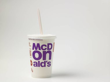 Kuala Lumpur, Malezya - 14 Mayıs 2017: Kupası Mcdonald's Cola saman, Mcdonald's Corporation ile dünyanın en büyük fast food restoranlar olduğu.