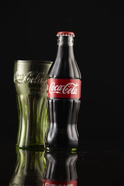 Kuala Lumpur, Malezya - 6 Haziran, 2017: Coca Cola siyah arka plan üzerine