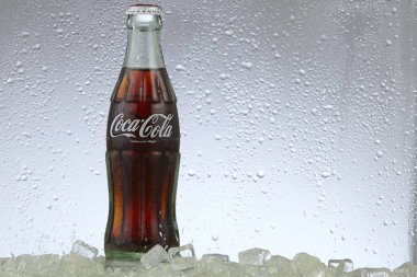 Kuala lumpur Malezya-14 Şubat 2017 editoryal fotoğraf buzlu bir dondurucuda klasik Coca-Cola olabilir. Coca-Cola Company en popüler pazar lideridir .
