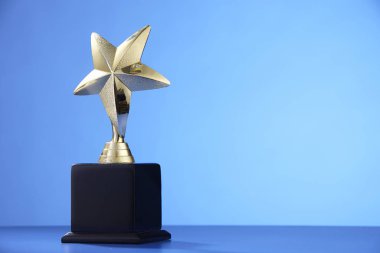 mavi zemin üzerine altın kupa