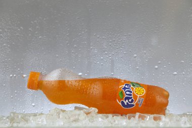 Kuala Lumpur, Malezya Mart - 14, 2017: Olabilir, Coca Cola Şirket alkolsüz içecek Fanta grubu on Ice. Fanta meyve aromalı gazlı alkolsüz içecek Coca-Cola Company tarafından oluşturulan küresel bir markadır.