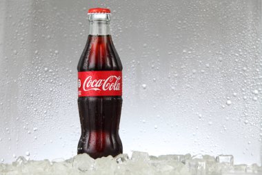 Kuala lumpur Malezya-14 Şubat 2017 editoryal fotoğraf buzlu bir dondurucuda klasik Coca-Cola olabilir. Coca-Cola Company en popüler pazar lideridir .
