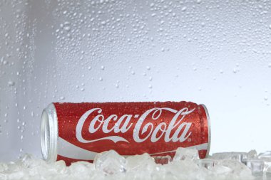 Kuala lumpur Malezya-14 Şubat 2017 editoryal fotoğraf buzlu bir dondurucuda klasik Coca-Cola olabilir. Coca-Cola Company en popüler pazar lideridir 