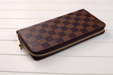 Kuala Lumpur, Malezya - 19 Aralık 2016: Louis Vuitton cüzdan beyaz arka plan üzerinde