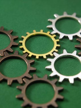 yeşil zemin üzerine metal dişliler 