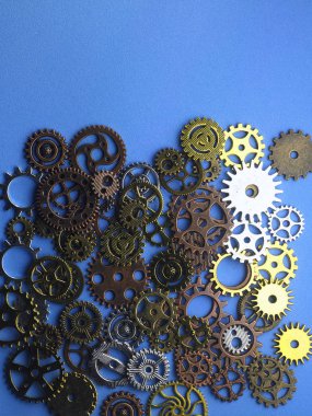 Konsept saat metal dişliler koyu arka plan üzerinde görünümü top