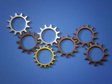 görüntü kavramı saat metal dişliler üzerinde mavi arka plan bulanıklık 