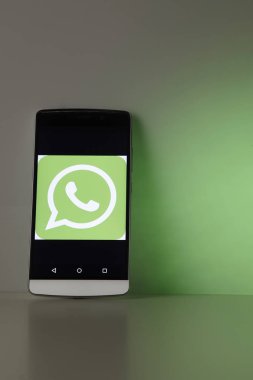 WhatsApp uygulama yeşil zemin üzerine