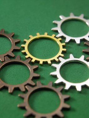 yeşil zemin üzerine metal dişliler 