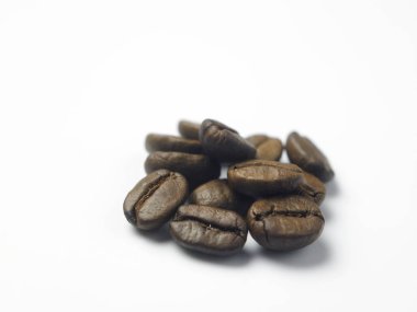 Beyaz arka planda kahve çekirdeği yığını