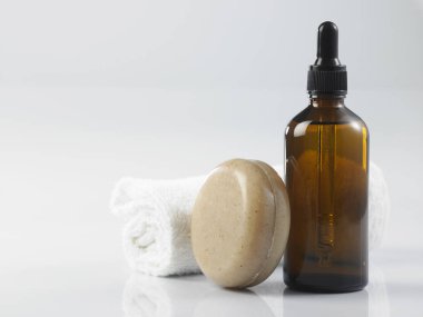 uçucu yağ ve sabun beyaz zemin üzerine