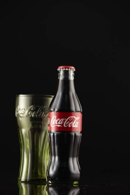 Kuala Lumpur, Malezya - 6 Haziran, 2017: Coca Cola siyah arka plan üzerine