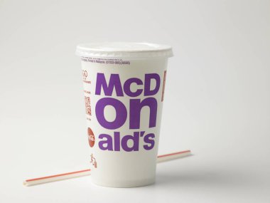 Kuala Lumpur, Malezya - 14 Mayıs 2017: Kupası Mcdonald's Cola saman, Mcdonald's Corporation ile dünyanın en büyük fast food restoranlar olduğu.