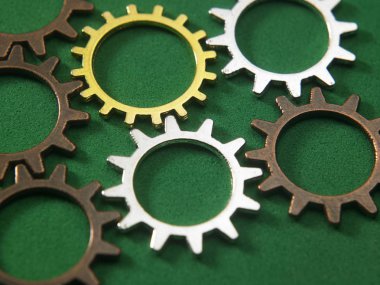 yeşil zemin üzerine metal dişliler 