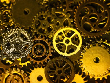 Konsept saat metal dişliler koyu arka plan üzerinde görünümü top