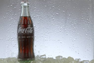 Kuala lumpur Malezya-14 Şubat 2017 editoryal fotoğraf buzlu bir dondurucuda klasik Coca-Cola olabilir. Coca-Cola Company en popüler pazar lideridir .
