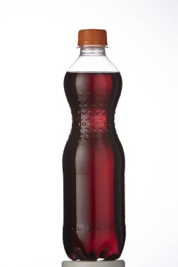 Beyaz arka plan üzerinde etiketlenmemiş alkolsüz içecek