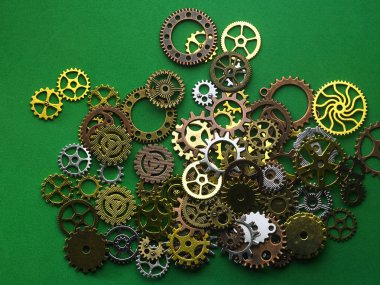 Konsept saat metal dişliler koyu arka plan üzerinde görünümü top