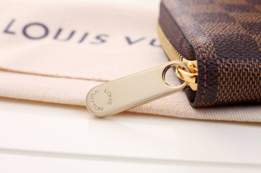 Kuala Lumpur, Malezya - 19 Aralık 2016: Louis Vuitton cüzdan beyaz arka plan üzerinde