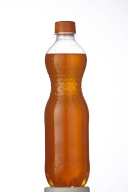 Beyaz arka plan üzerinde etiketlenmemiş alkolsüz içecek