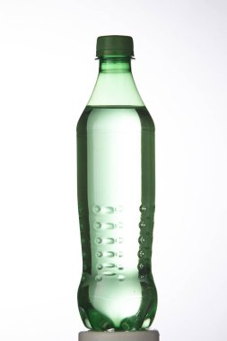 Beyaz arka plan üzerinde etiketlenmemiş alkolsüz içecek