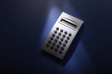 kopya alanı ile mavi arka plan üzerinde gümüş hesap makinesi