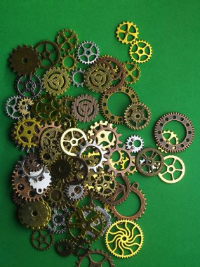 Konsept saat metal dişliler koyu arka plan üzerinde görünümü top