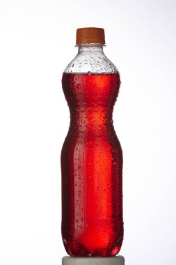 Beyaz arka plan üzerinde etiketlenmemiş alkolsüz içecek