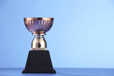 mavi zemin üzerine altın kupa