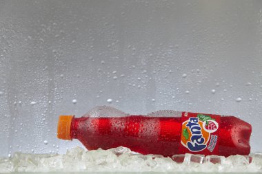 Kuala Lumpur, Malezya Mart - 14, 2017: Olabilir, Coca Cola Şirket alkolsüz içecek Fanta grubu on Ice. Fanta meyve aromalı gazlı alkolsüz içecek Coca-Cola Company tarafından oluşturulan küresel bir markadır.