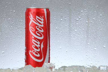Kuala lumpur Malezya-14 Şubat 2017 editoryal fotoğraf buzlu bir dondurucuda klasik Coca-Cola olabilir. Coca-Cola Company en popüler pazar lideridir 