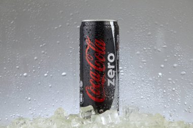 Kuala lumpur Malezya-14 Şubat 2017 editoryal fotoğraf buzlu bir dondurucuda klasik Coca-Cola olabilir. Coca-Cola Company en popüler pazar lideridir 