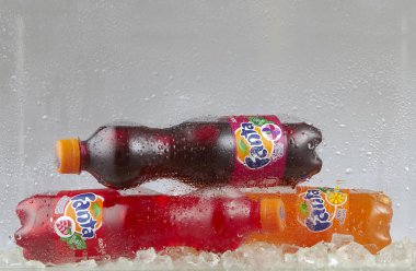Kuala Lumpur, Malezya Mart - 14, 2017: Olabilir, Coca Cola Şirket alkolsüz içecek Fanta grubu on Ice. Fanta meyve aromalı gazlı alkolsüz içecek Coca-Cola Company tarafından oluşturulan küresel bir markadır.